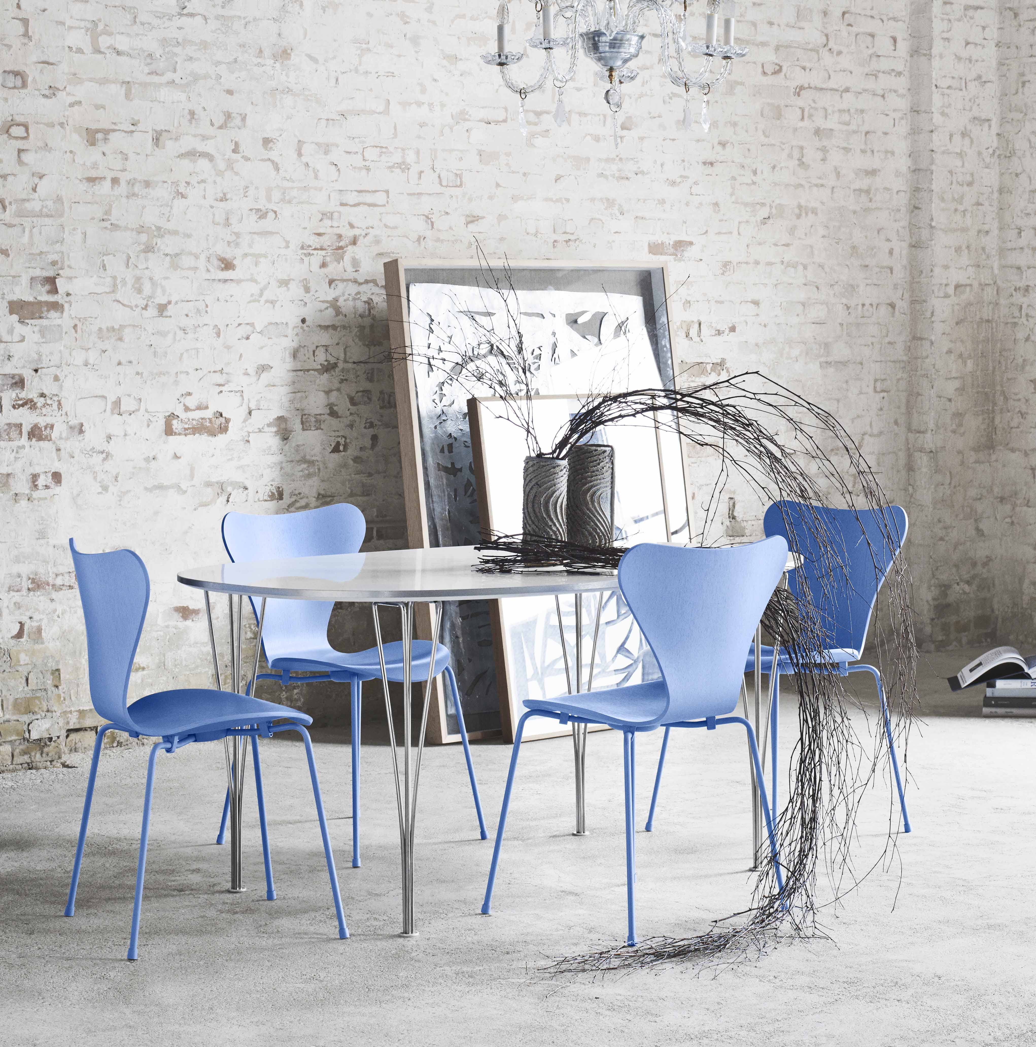 Den klassiske syver stolen, designet av Arne Jacobsen. Fås også med med ben i samme farge som skallet.