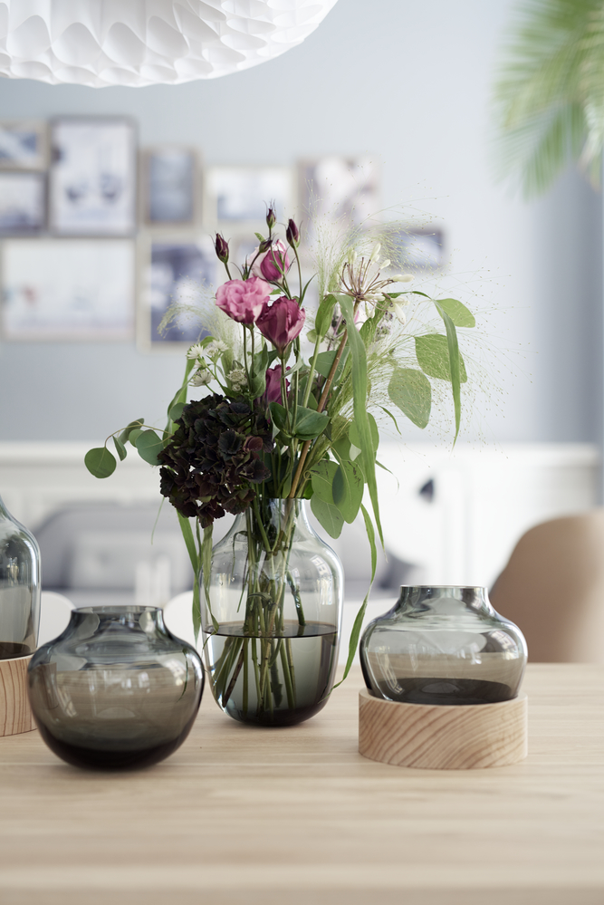Navnet til disse nye vasene designet av Jamie Hayon sier seg nesten selv: High and Low vase. 