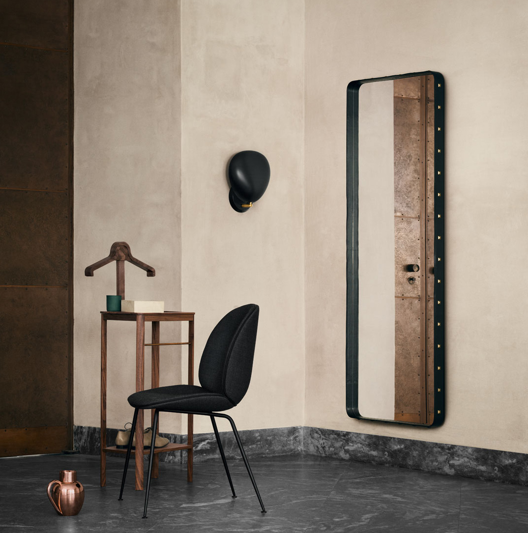 Skap romfølelse med Adnet speil fra Gubi Skap romfølelse med Adnet speil fra Gubi