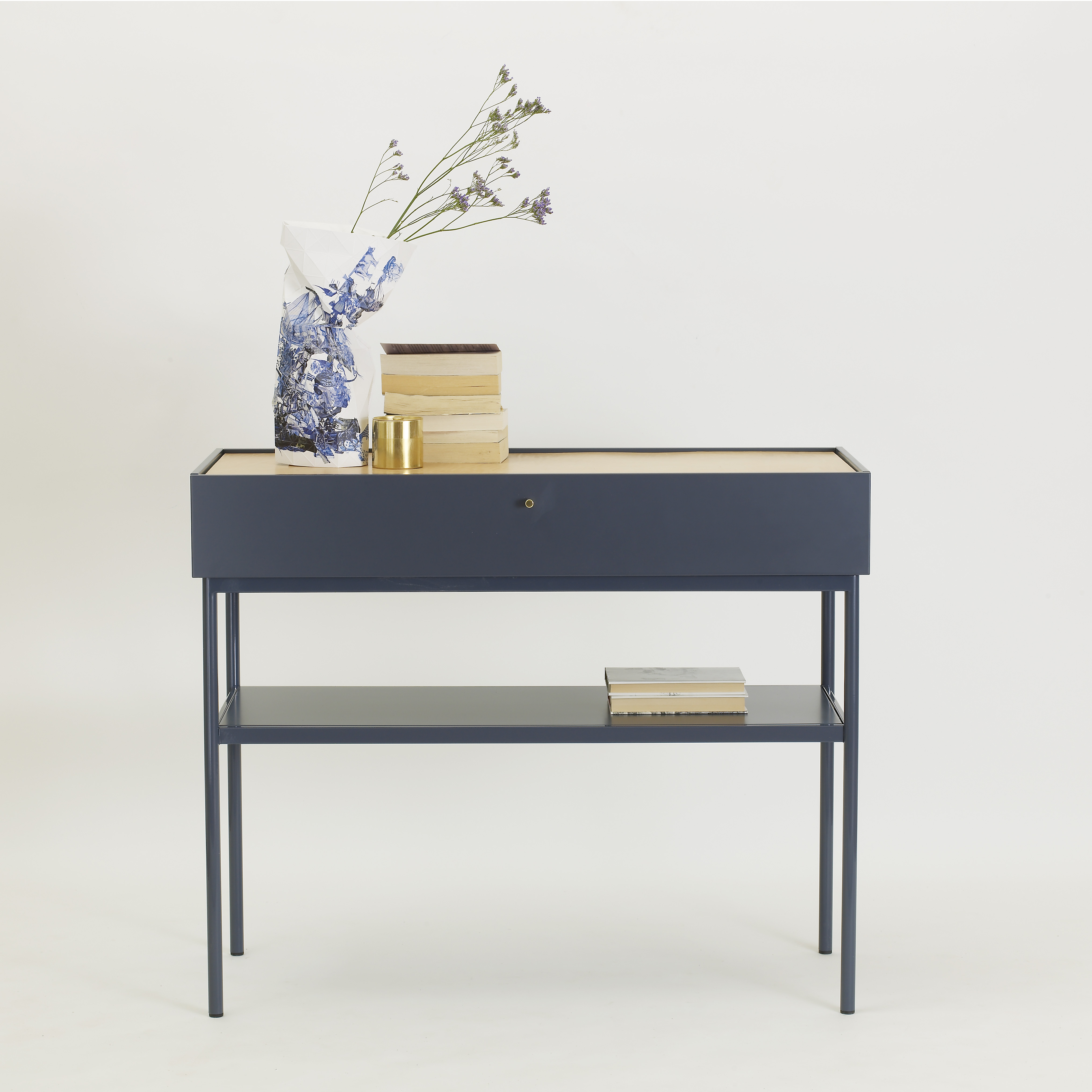 LUC fra Asplund, du kan bruke den som konsoll, kommode i gangen eller romdeler.