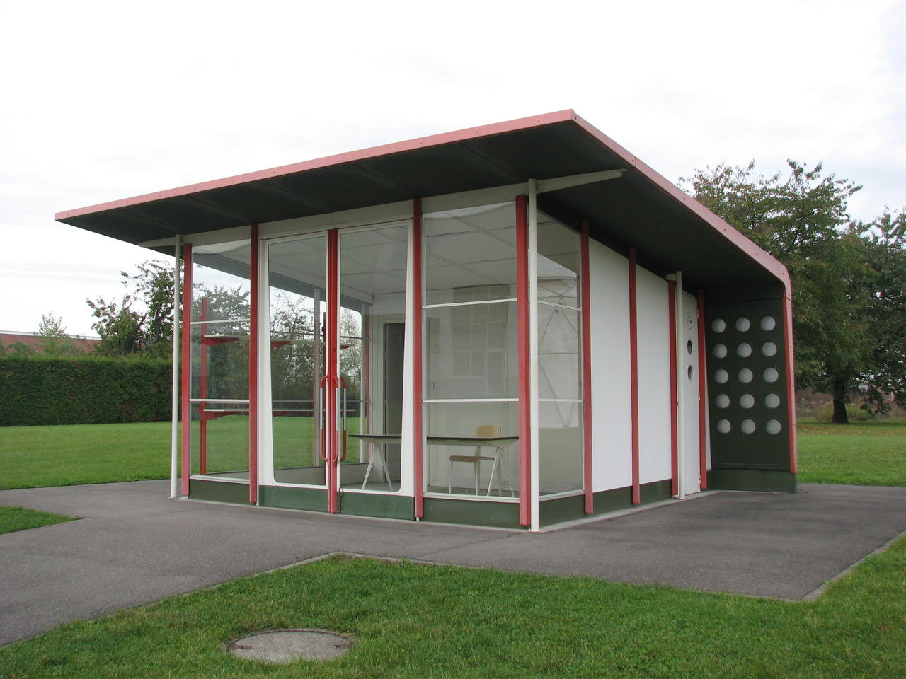 Jean Prouvè bensinstasjon på campusen til Vitra ved Weil am Rhein i Tyskland 