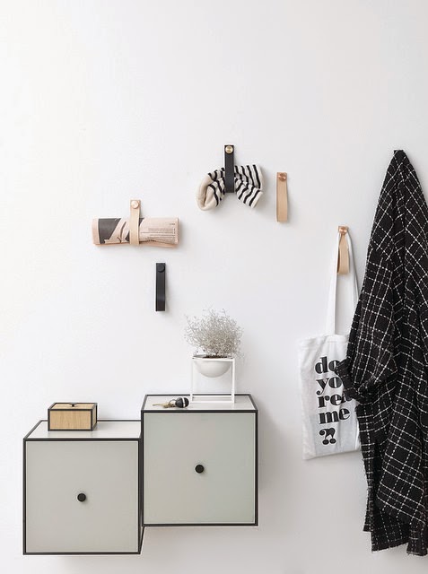 Gjør veggen dekroativ med å henge knaggene i ulike høyder. knagger og bokser fra By Lassen