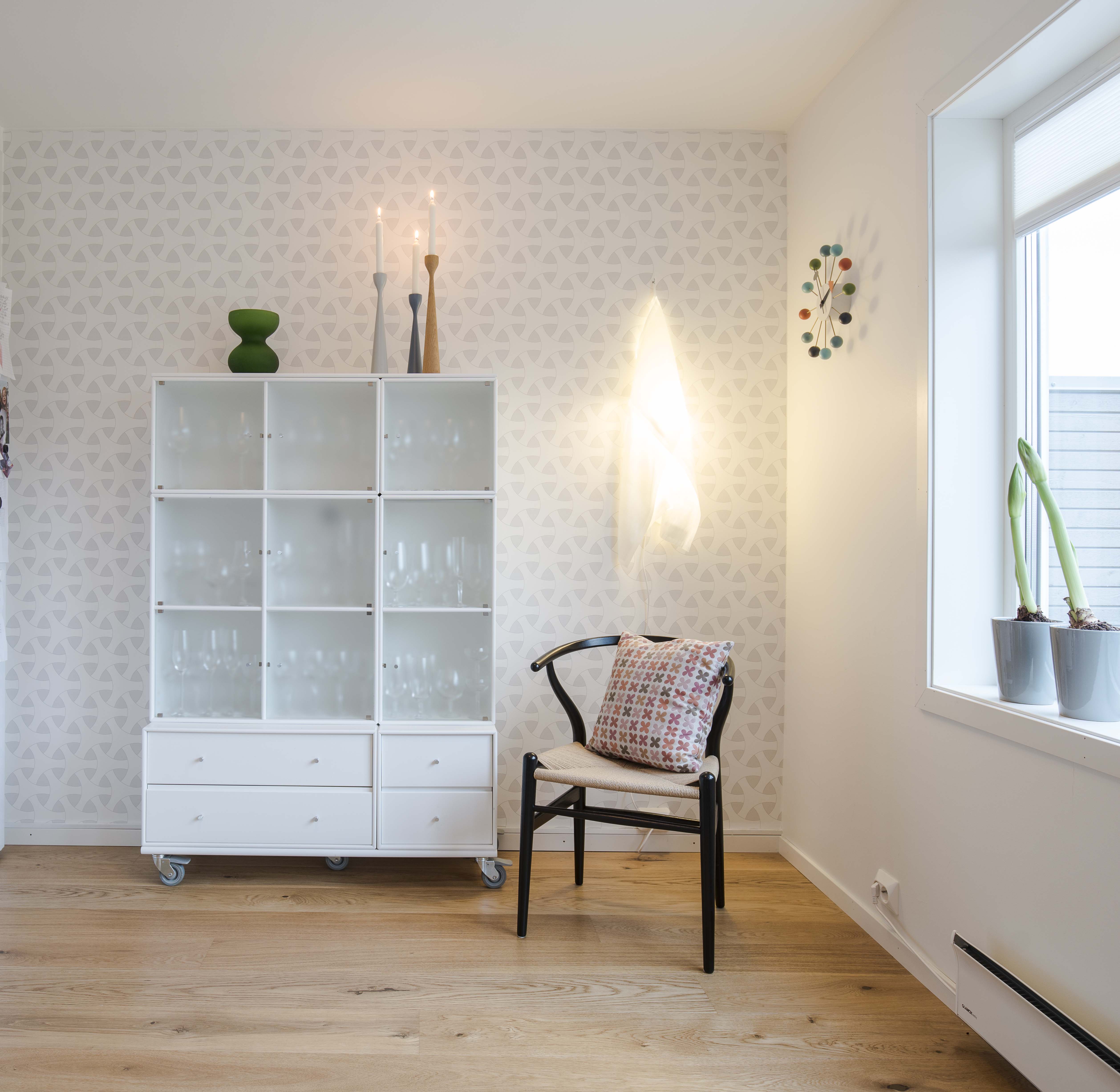 Montana skap på hjul og Y-stolen til Hans J. Wegner Montana skap på hjul og Y-stolen til Hans J. Wegner