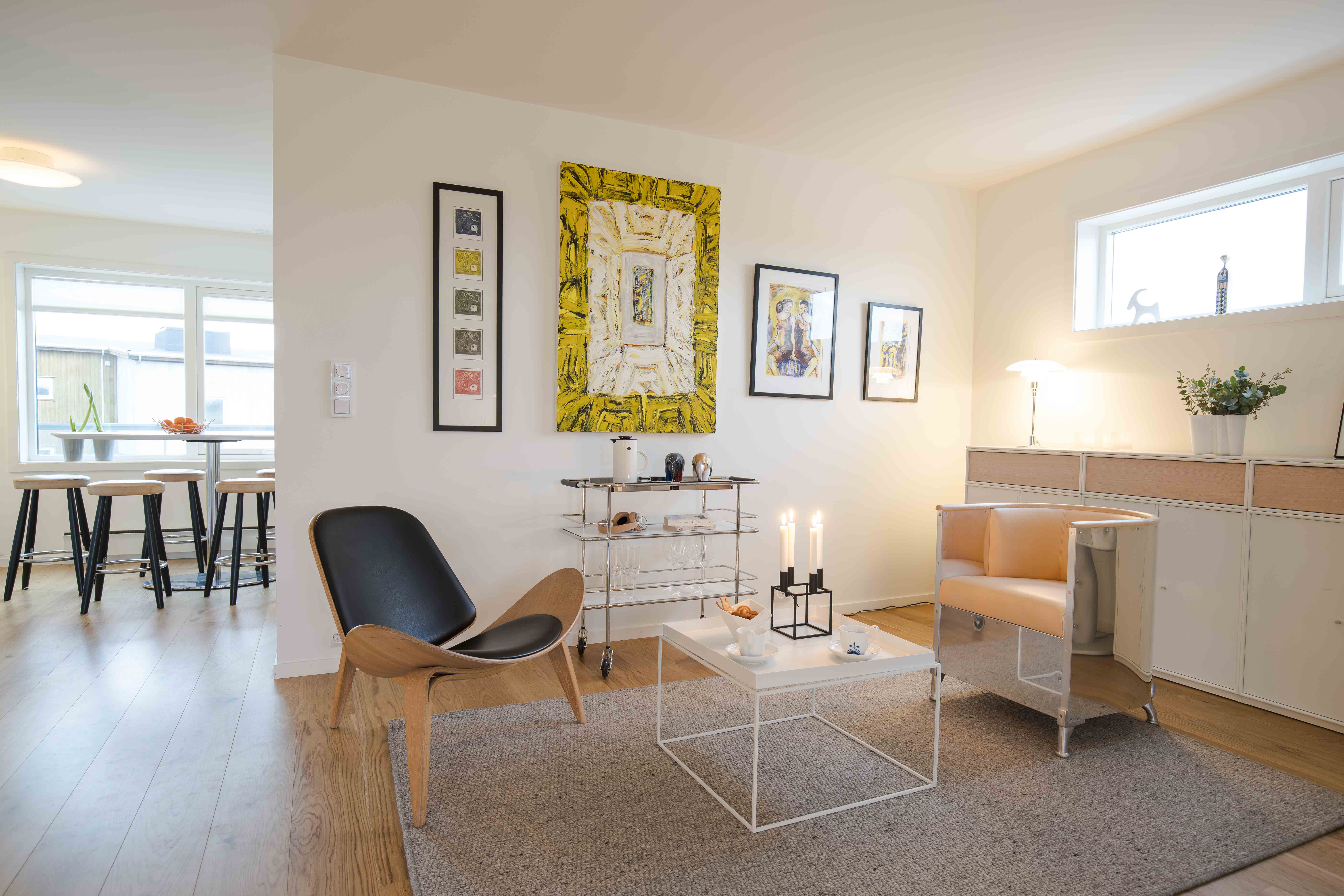 På samme måte som noen er interessert i kunst som skal henge på veggen, er Erling interessert i møbler som kunst. Legg merke til aluminium stolen til høyre i bilde som er designet at Mats Theselius. På samme måte som noen er interessert i kunst som skal henge på veggen, er Erling interessert i møbler som kunst. Legg merke til aluminium stolen til høyre i bilde som er designet at Mats Theselius.