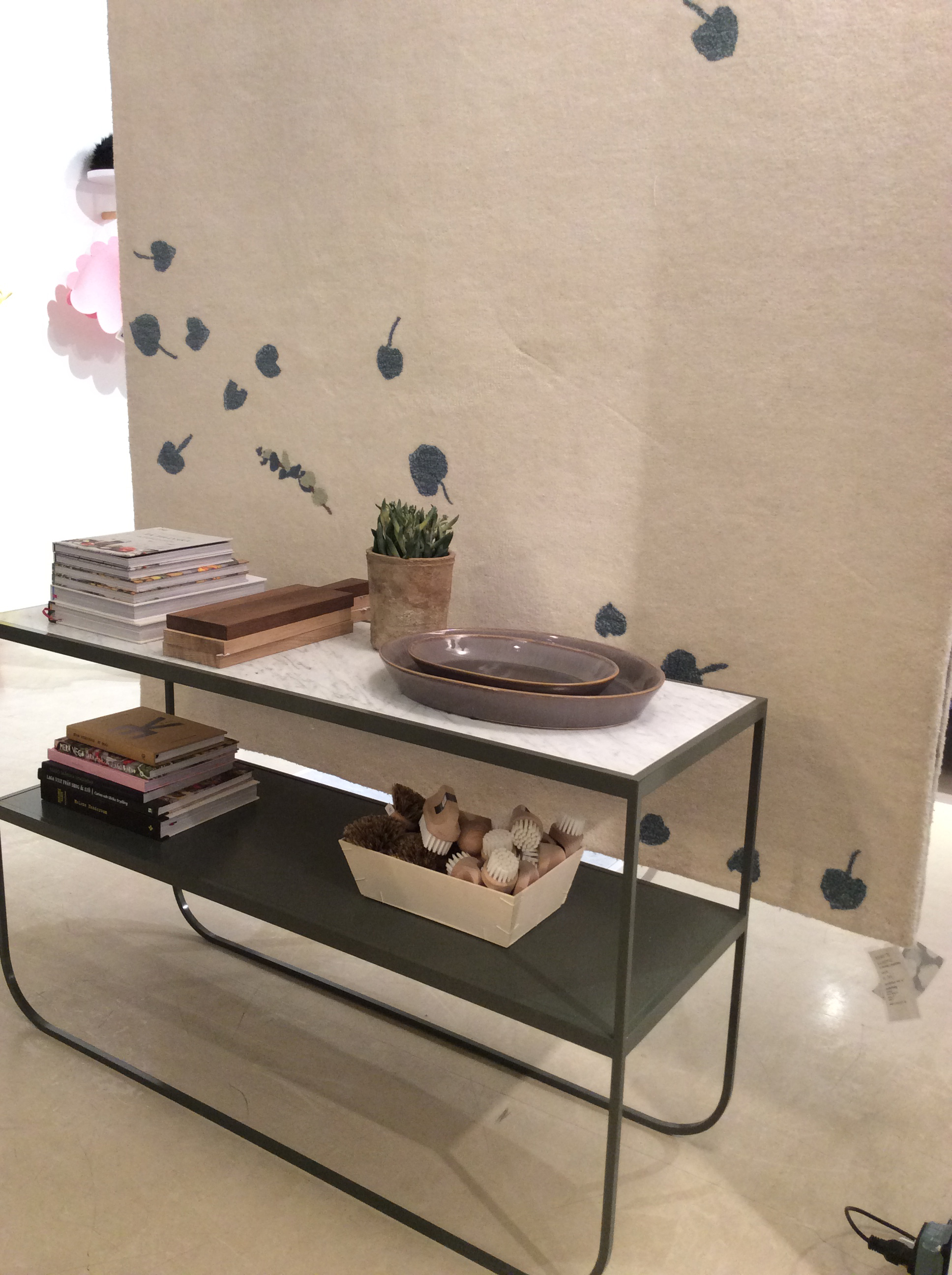 Eucalyptus gulvteppe og Tati sidebord med marmor topp.