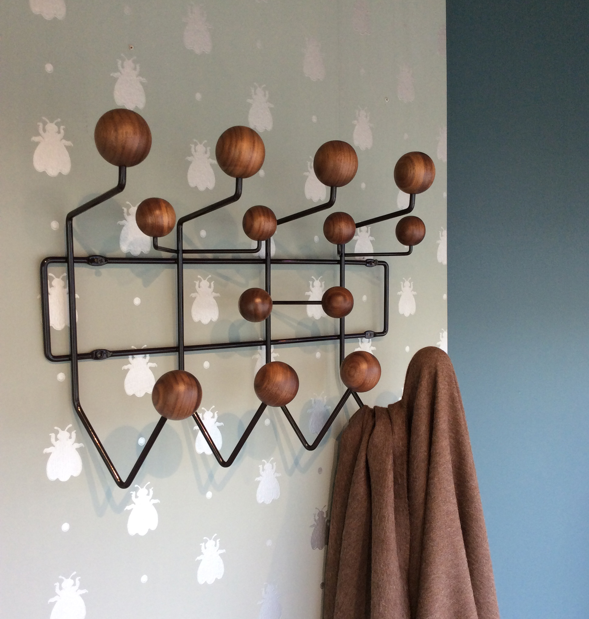 Hang it all fra Vitra i valnøtt, tapet og maling fra Farrow & Ball Hang it all fra Vitra i valnøtt, tapet og maling fra Farrow & Ball