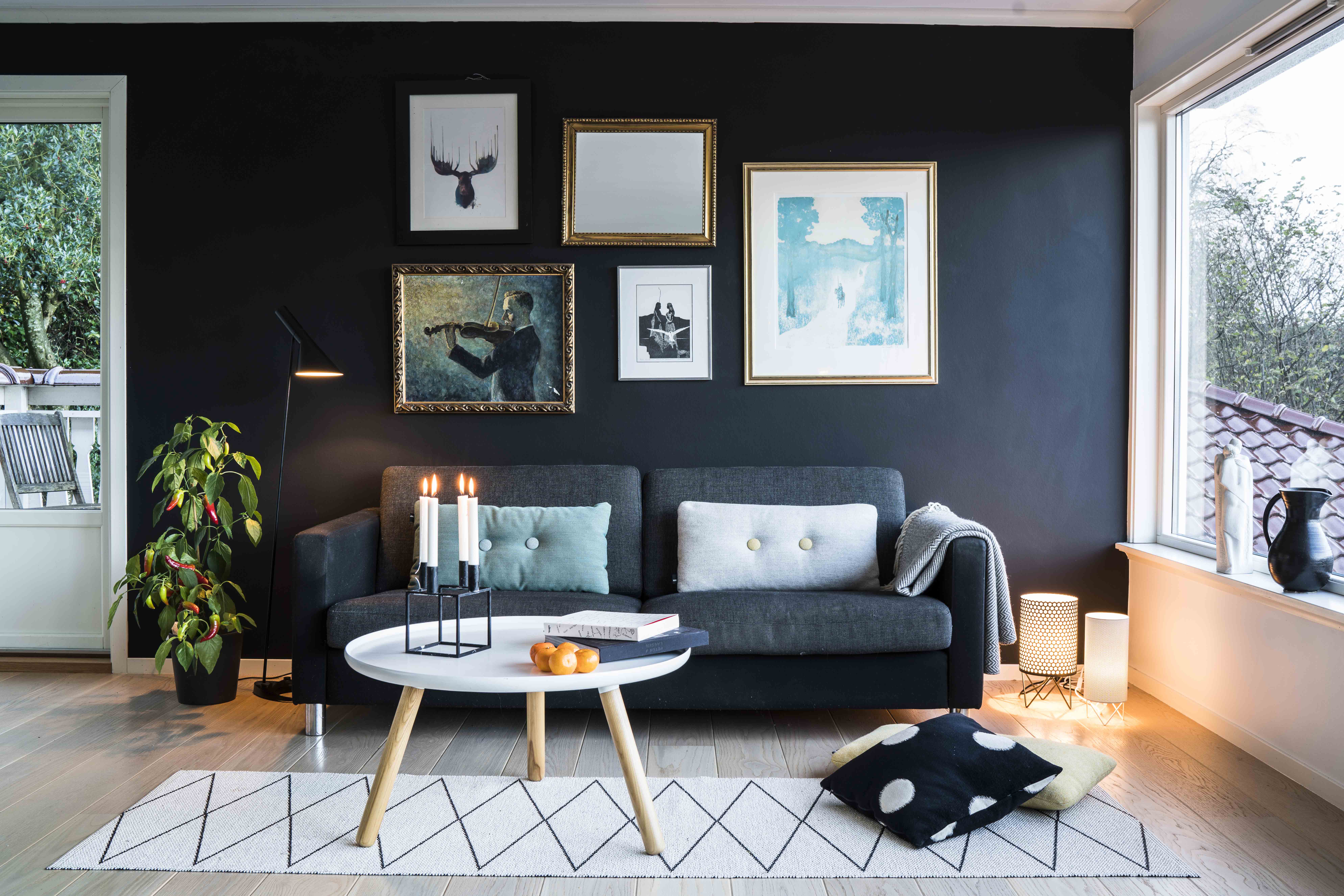 Marianne liker å skape kontraster gjennom å blande gammel og nytt. Maleriet av fiolinisten er fra 1915 og viser Mariannes egen grandonkel, som hun har arvet flere ting og møbler av.