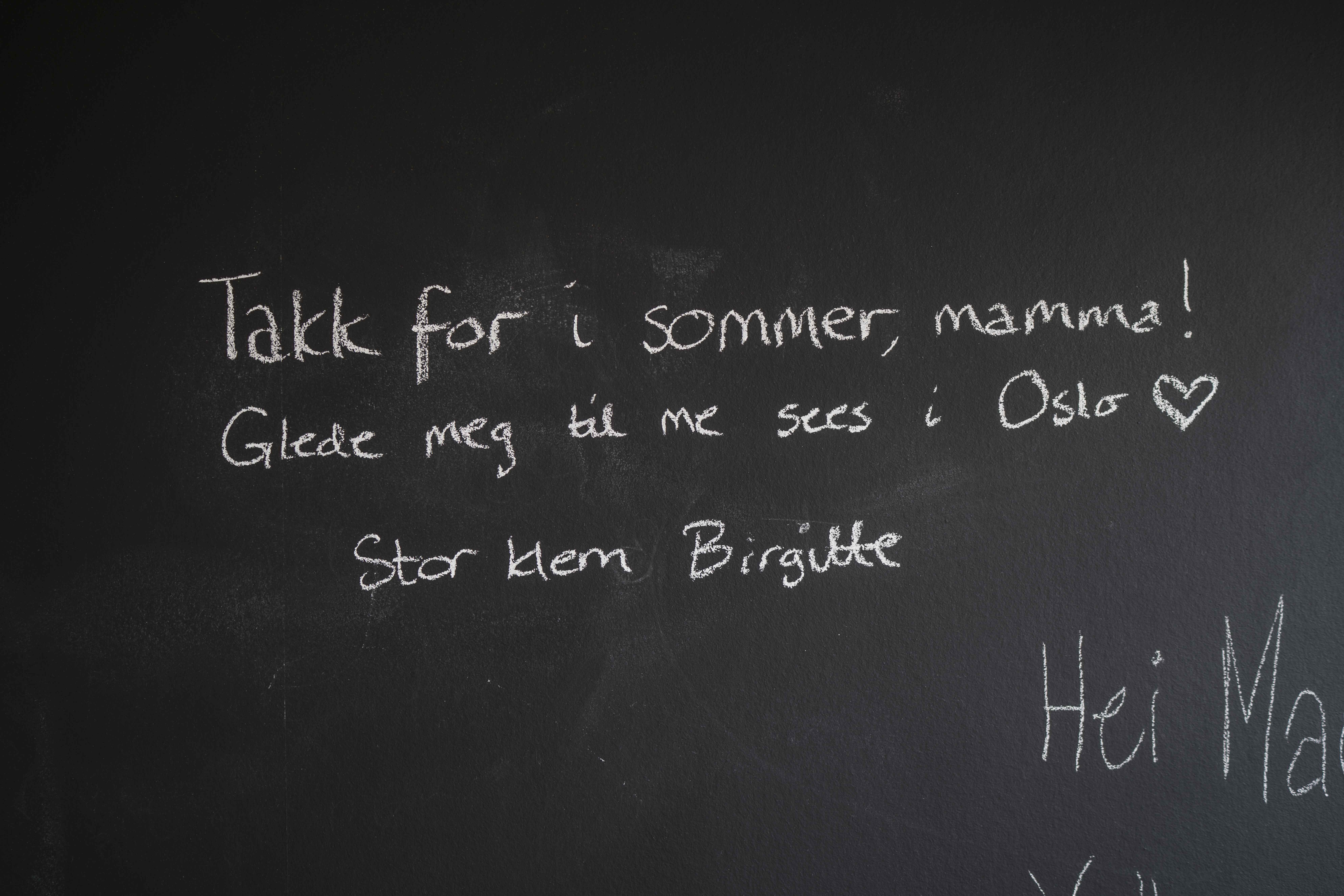 Rom for mange hyggelige meldinger på kjøkkenveggen til Marianne .