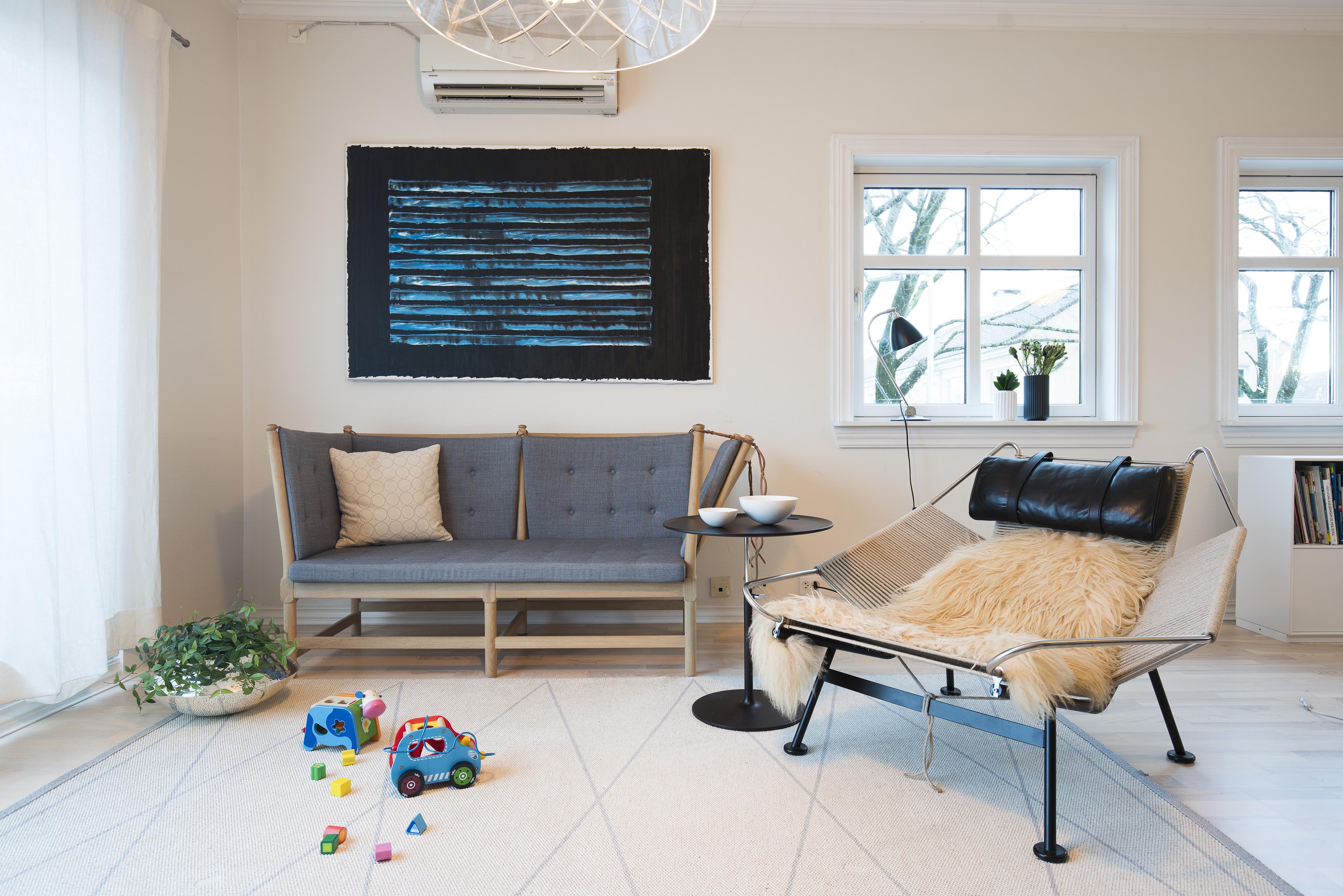 Tremmesofa designet av Børge Mogensen, og Flagglinestolen designet av Hans J. Wegner.