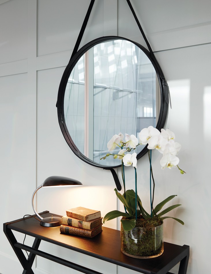 Adnet speil i lær fra Gubi.