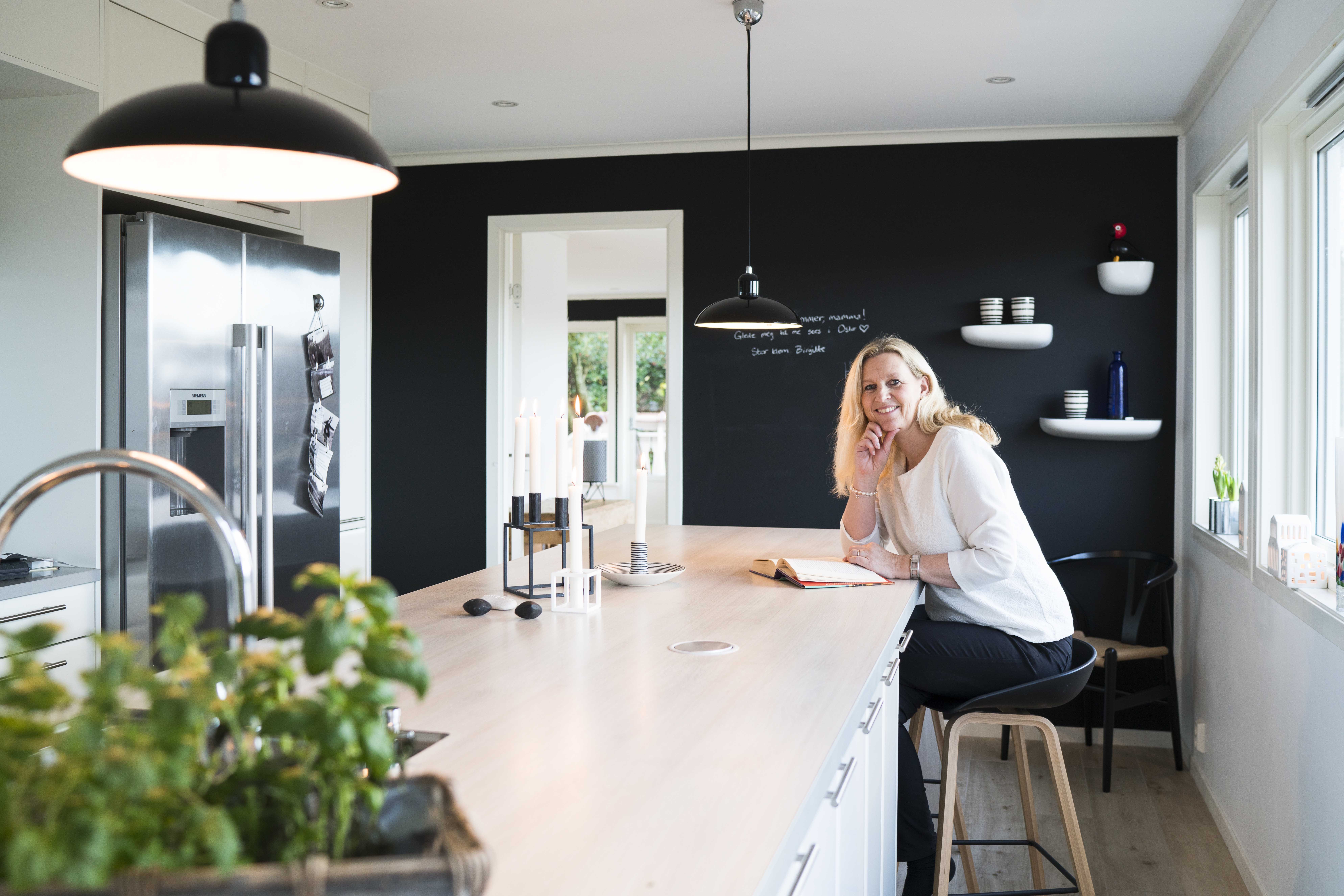 Hjemme hos Marianne på kjøkkenet med sin favoritt lampe Kaiser Idell fra Fritz Hansen.